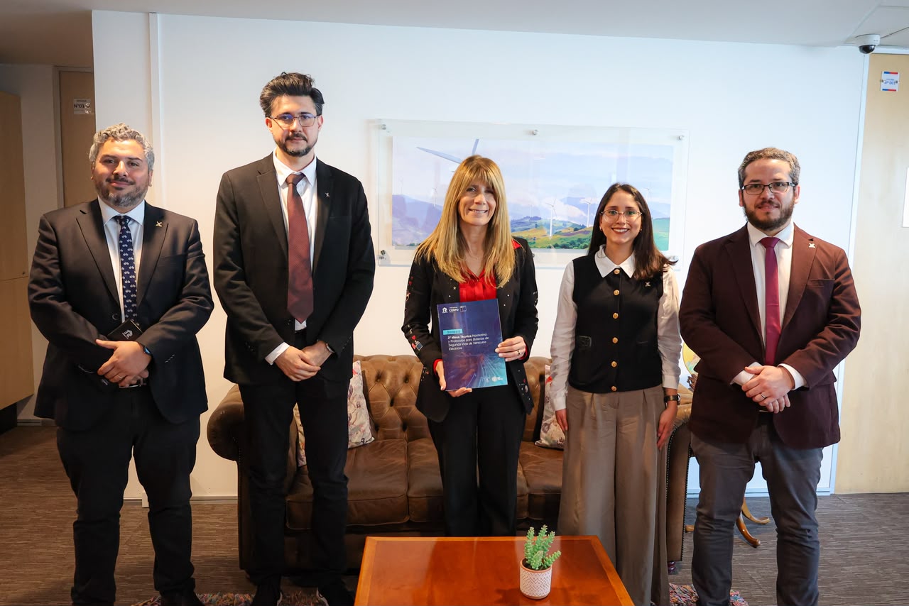 ministra-ximena-rincon-equipo-e2tech-rebatve